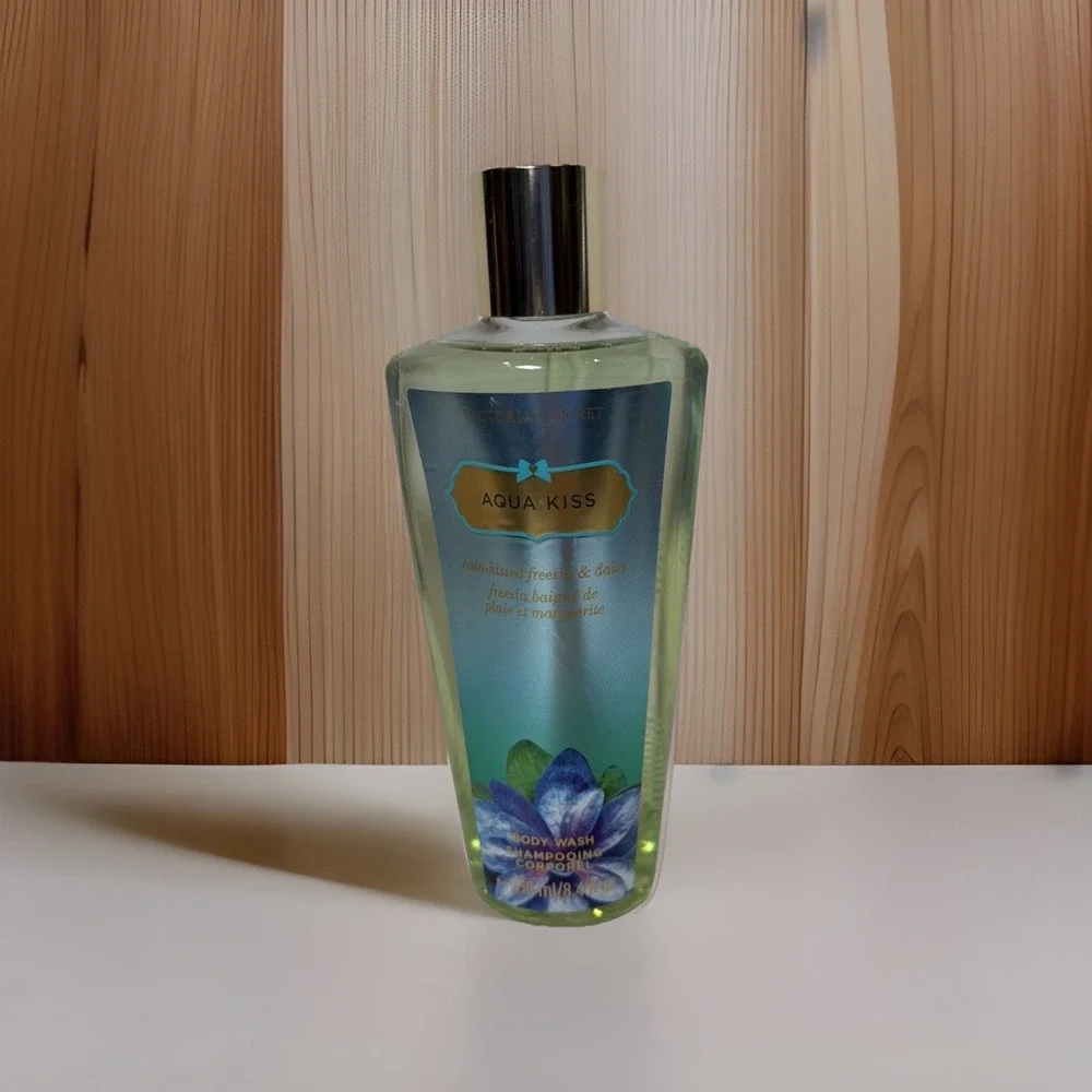 Victoria's Secret Aqua Kiss Rain-Kissed Freesia & Daisy Body Wash 8.4 FL OZ New
